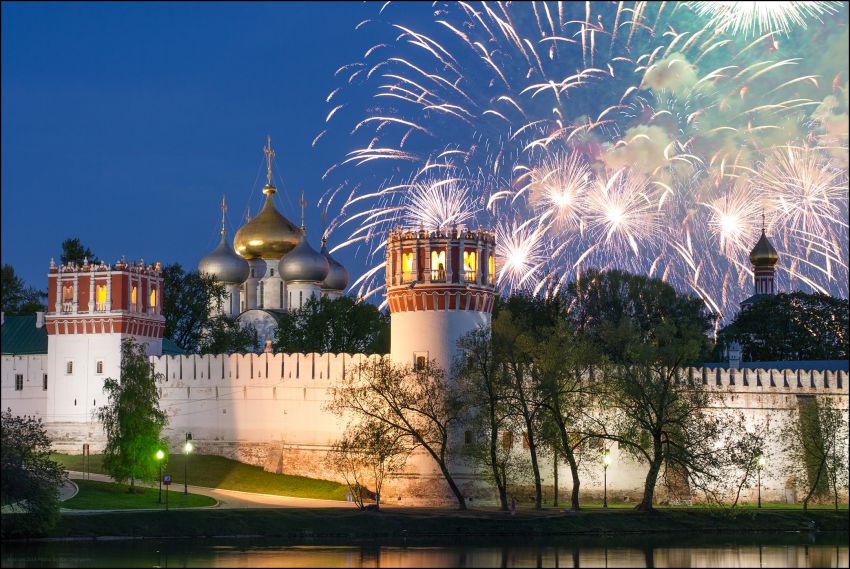 Новодевичий монастырь, Хамовники (Центральный административный округ (ЦАО), г. Москва). художественные фотографии, Праздничный салют 9 мая.