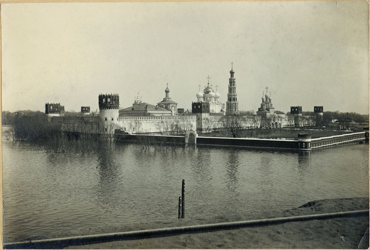 Хамовники. Новодевичий монастырь. архивная фотография, Монастырь во время наводнения в 1908 году