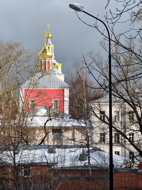 Андреевский мужской монастырь. Церковь Воскресения Христова в Пленницах, Гагаринский (Юго-Западный административный округ (ЮЗАО), г. Москва). общий вид в ландшафте