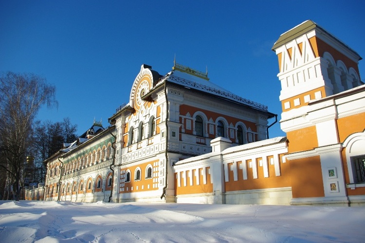 Ново-Переделкино. Церковь Спаса Преображения в Переделкине. дополнительная информация, здания и ограда комплекса патриаршей резиденции, вид с юга