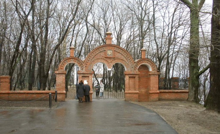 Церковь Усекновения главы Иоанна Предтечи в Дьякове, Нагатинский затон (Южный административный округ (ЮАО), г. Москва). дополнительная информация, Входные ворота
