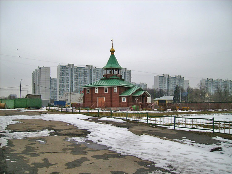 Раменки. Церковь Покрова Пресвятой Богородицы в Раменках. общий вид в ландшафте