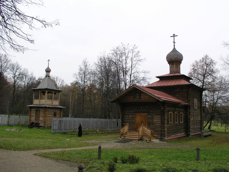Церковь Новомучеников и исповедников Церкви Русской в Бутове (старая), Южное Бутово (Юго-Западный административный округ (ЮЗАО), г. Москва). общий вид в ландшафте