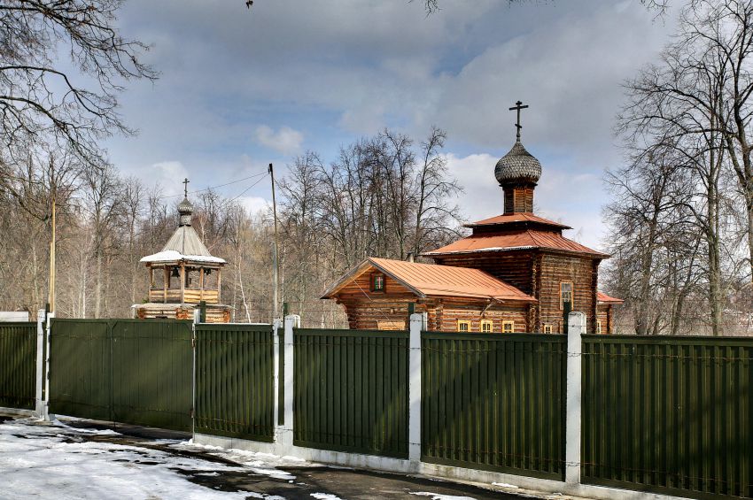 Церковь Новомучеников и исповедников Церкви Русской в Бутове (старая), Южное Бутово (Юго-Западный административный округ (ЮЗАО), г. Москва). общий вид в ландшафте