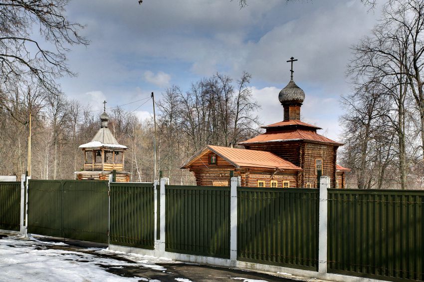 Южное Бутово. Церковь Новомучеников и исповедников Церкви Русской в Бутове (старая). общий вид в ландшафте