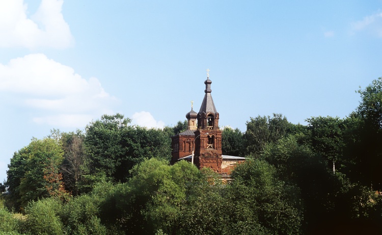 Северное Бутово. Церковь Параскевы Пятницы в Качалове. общий вид в ландшафте