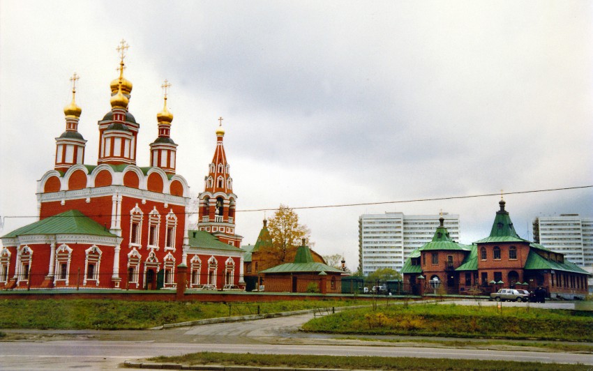 Тропарёво-Никулино. Церковь Михаила Архангела в Тропарёве. общий вид в ландшафте