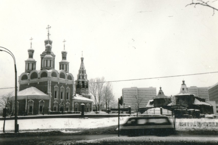 Тропарёво-Никулино. Церковь Михаила Архангела в Тропарёве. общий вид в ландшафте