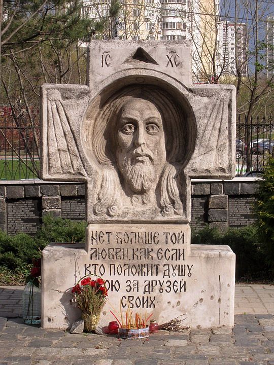 Церковь Михаила Архангела в Тропарёве, Тропарёво-Никулино (Западный административный округ (ЗАО), г. Москва). дополнительная информация, Крест с образом Спасителя возле церкви Михаила Архангела.