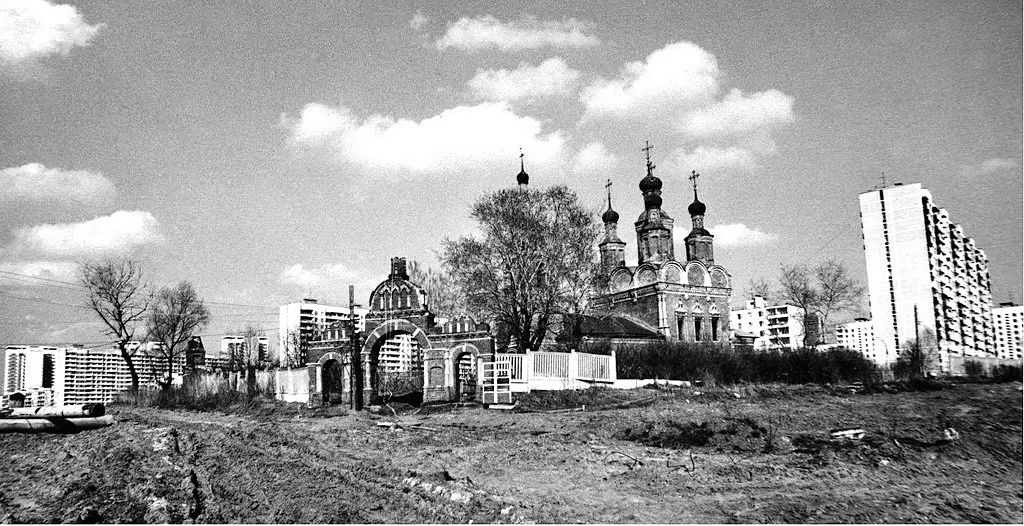 Тропарёво-Никулино. Церковь Михаила Архангела в Тропарёве. архивная фотография, В таком обезображенном виде москвичи могли видеть храм в 1960-е годы.