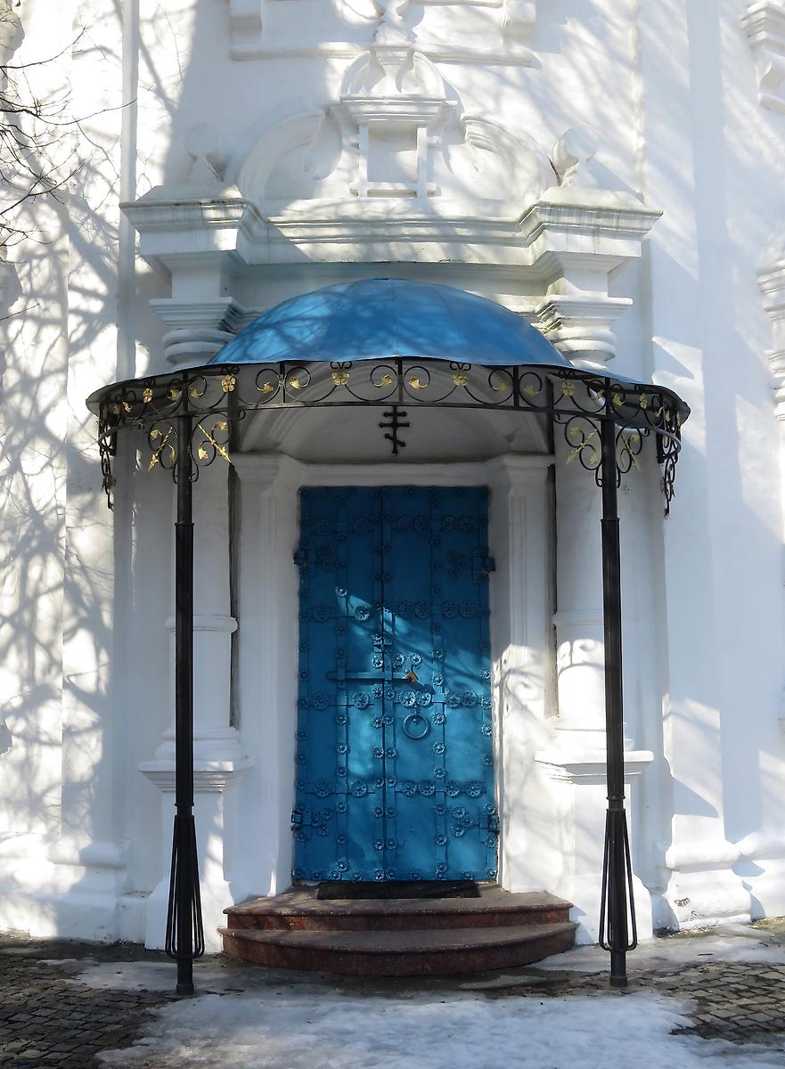 Юго-восточное крыльцо церкви Казанской иконы Божией Матери в Узком, архитектурные детали. Церковь Казанской иконы Божией Матери в Узком, Ясенево (Юго-Западный административный округ (ЮЗАО), г. Москва)