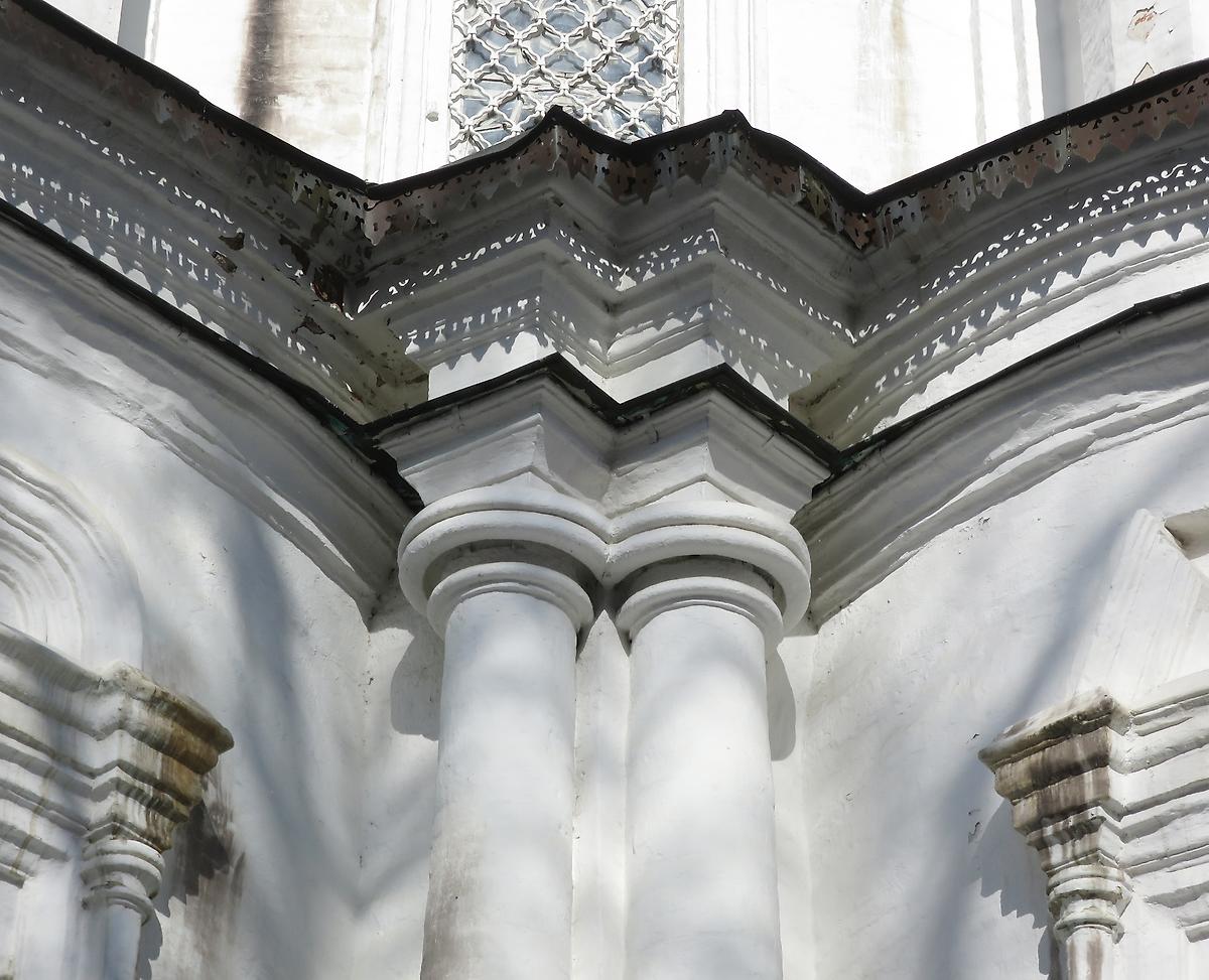 Капители парных колонн церкви Казанской иконы Божией Матери в Узком, архитектурные детали. Церковь Казанской иконы Божией Матери в Узком, Ясенево (Юго-Западный административный округ (ЮЗАО), г. Москва)