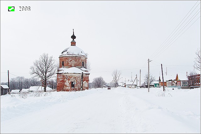 Церковь Троицы Живоначальной, Ратмирово (Собинский район, Владимирская область). общий вид в ландшафте, Общий вид главной улицы села и Троицкой церкви со стороны восточного фасада