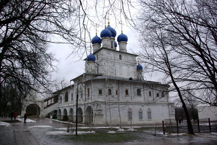 Нагатинский затон. Церковь Казанской иконы Божией Матери в Коломенском. общий вид в ландшафте