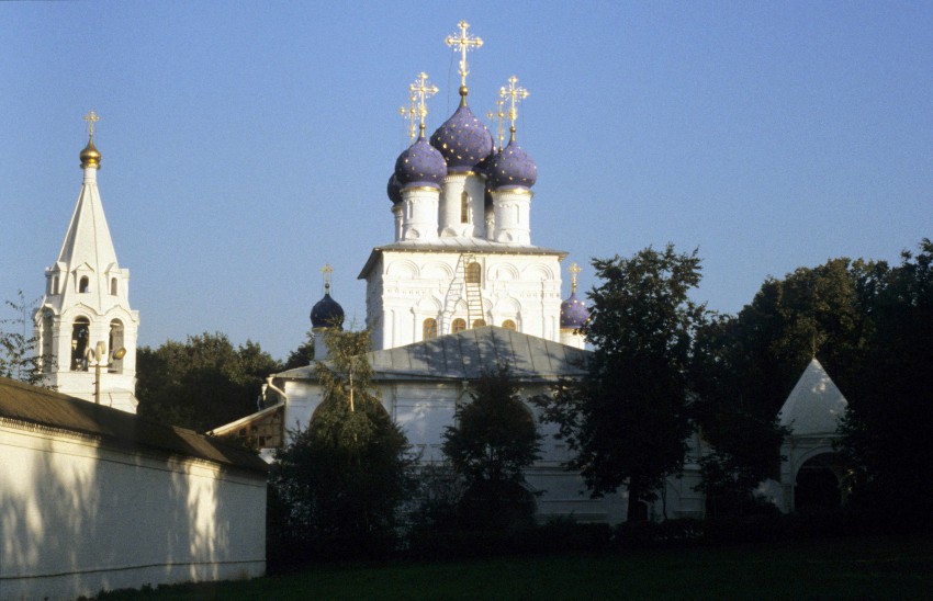 Нагатинский затон. Церковь Казанской иконы Божией Матери в Коломенском. общий вид в ландшафте