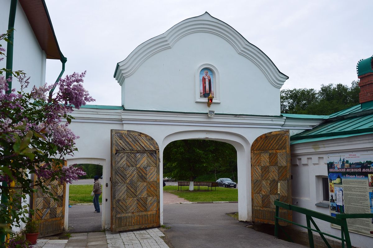 Входные Святые ворота обители., дополнительная информация. Никольский мужской монастырь, Старая Ладога (Волховский район, Ленинградская область)