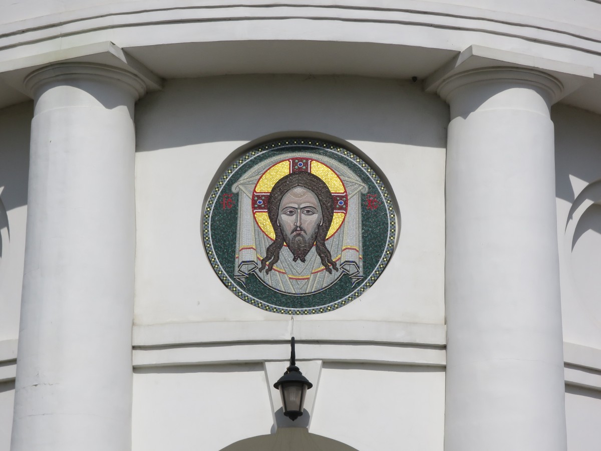 Церковь Влахернской иконы Божией Матери в Кузьминках, Кузьминки (Юго-Восточный административный округ (ЮВАО), г. Москва). дополнительная информация, Образ Спасителя над западным входом в храм