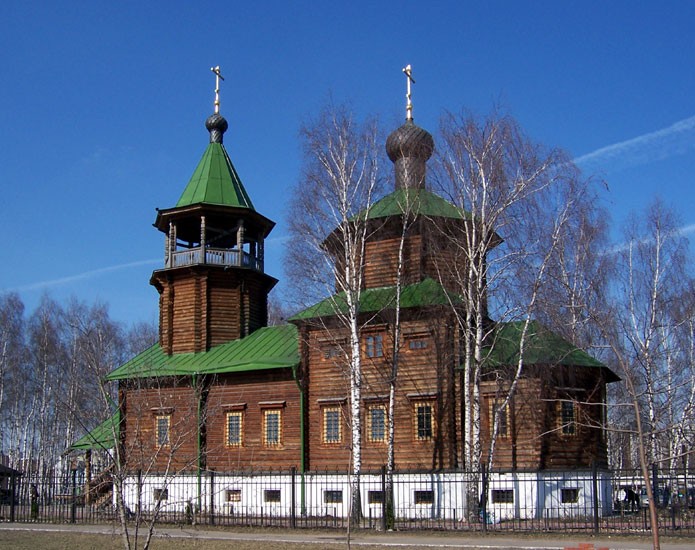 Выхино-Жулебино. Церковь Иоанна Кронштадтского в Жулебине. общий вид в ландшафте