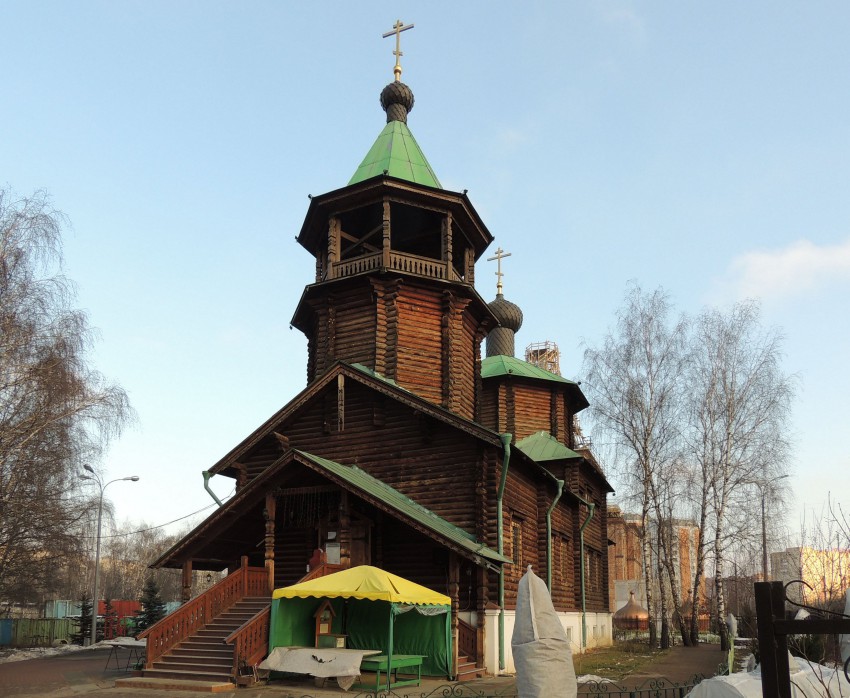 Выхино-Жулебино. Церковь Иоанна Кронштадтского в Жулебине. общий вид в ландшафте