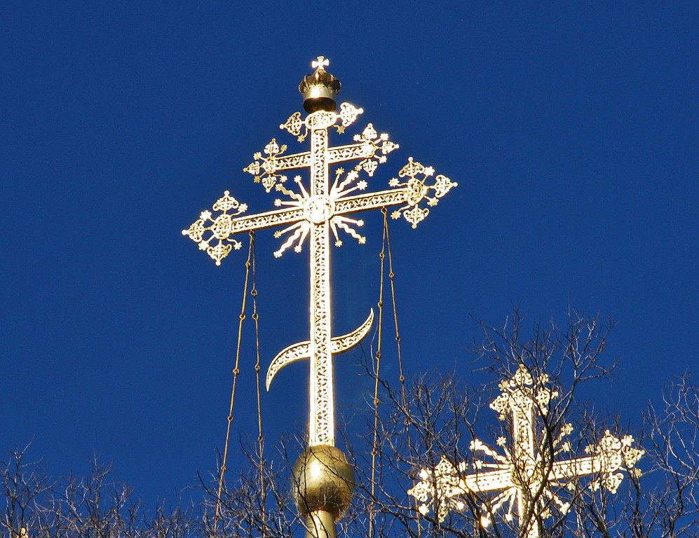 Почему на православных крестах полумесяц. Крест на куполе. Крест храма Христа Спасителя. Вифлеемская звезда на соборе в Санкт-Петербурге. Вифлеемская звезда на куполе храма.
