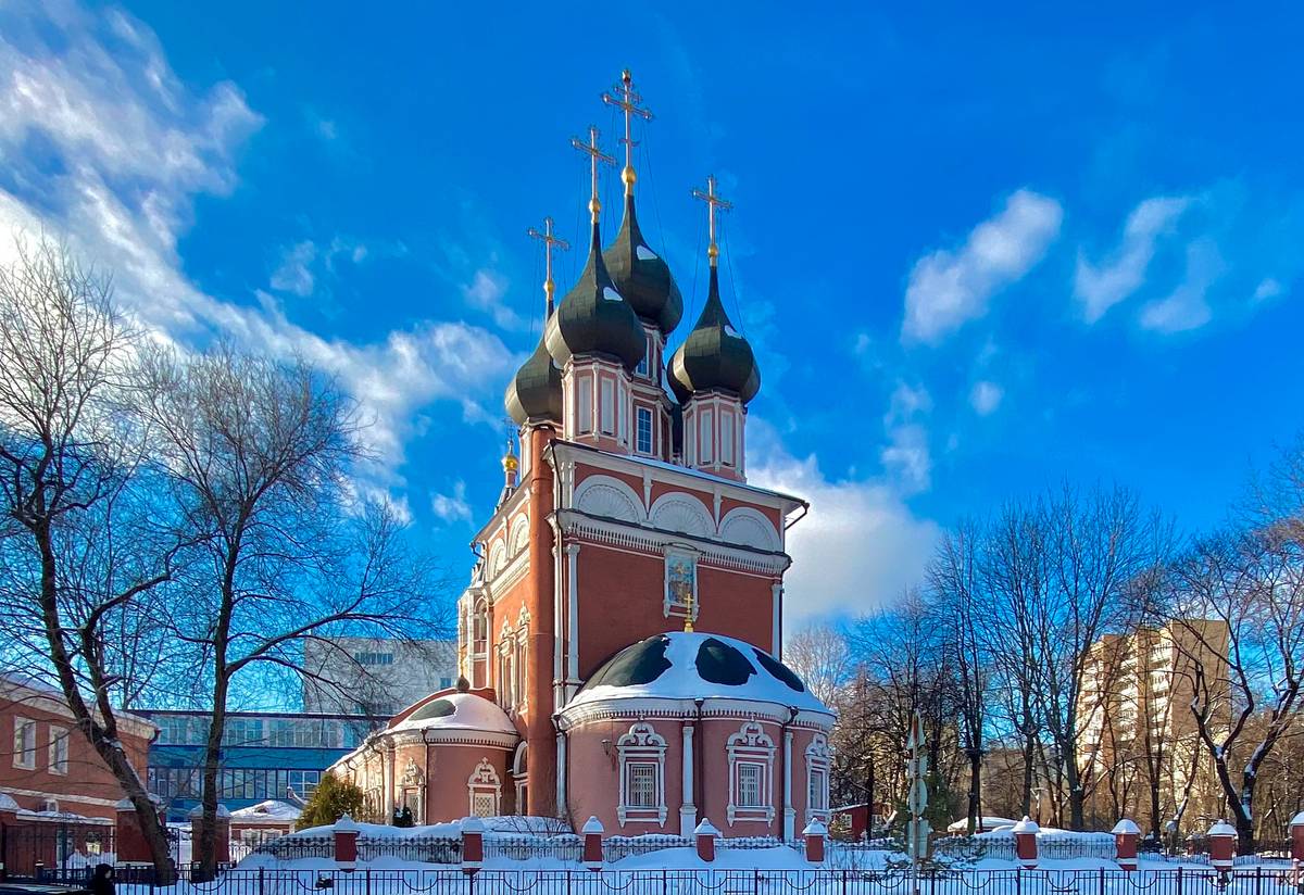 Вид через улицу, фасады. Церковь Ризоположения (Положения ризы Господней в Успенском соборе в Москве) на Донской, Донской (Южный административный округ (ЮАО), г. Москва)