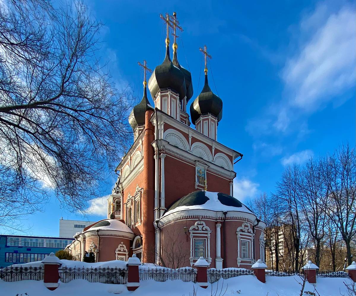 Вид с юго-востока, фасады. Церковь Ризоположения (Положения ризы Господней в Успенском соборе в Москве) на Донской, Донской (Южный административный округ (ЮАО), г. Москва)