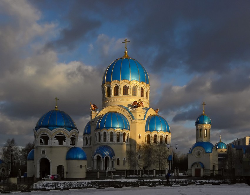 Орехово-Борисово Северное. Церковь Троицы Живоначальной в Орехове-Борисове. общий вид в ландшафте