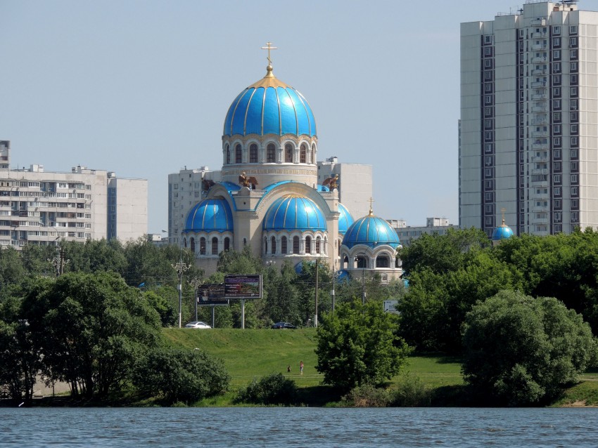 Орехово-Борисово Северное. Церковь Троицы Живоначальной в Орехове-Борисове. общий вид в ландшафте, Вид с верхнего залива Борисовских прудов