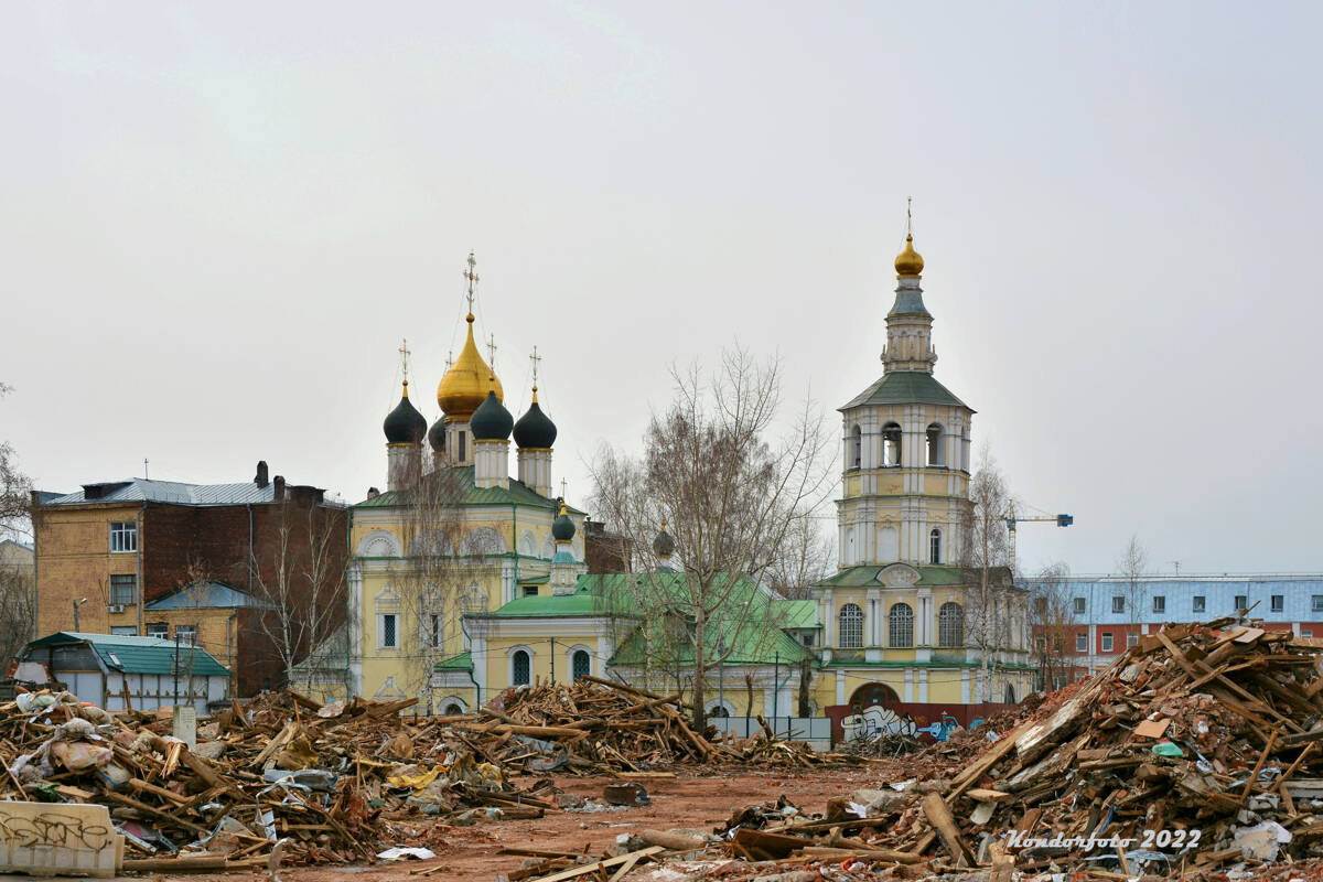 Церковь Троицы Живоначальной в Кожевниках, Даниловский (Южный административный округ (ЮАО), г. Москва). общий вид в ландшафте