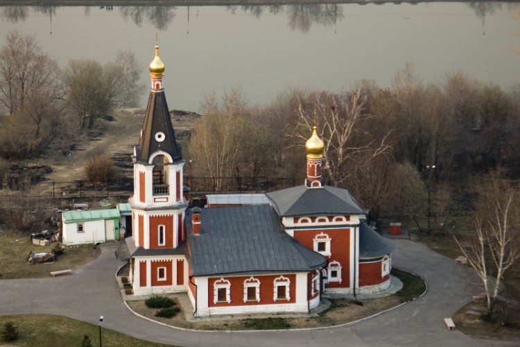 Москворечье-Сабурово. Церковь Николая Чудотворца в Сабурове. общий вид в ландшафте