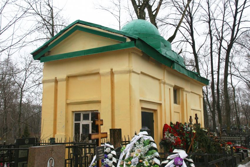 Церковь Сошествия Святого Духа на Даниловском кладбище, Донской (Южный административный округ (ЮАО), г. Москва). дополнительная информация, Усыпальница близ церкви