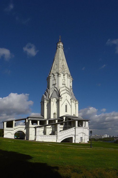 Нагатинский затон. Церковь Вознесения Господня в Коломенском. общий вид в ландшафте