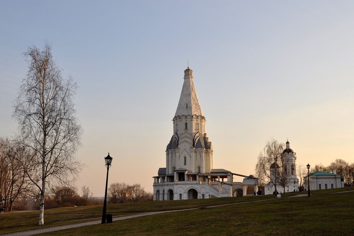 Церковь Вознесения Господня в Коломенском, Нагатинский затон (Южный административный округ (ЮАО), г. Москва). общий вид в ландшафте