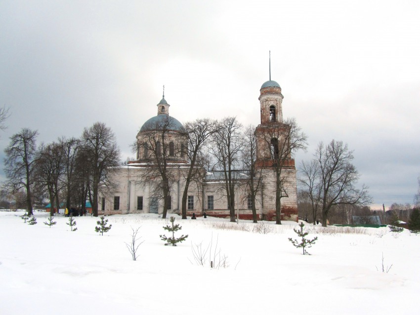Ивановское. Церковь Рождества Иоанна Предтечи. общий вид в ландшафте, вид с севера