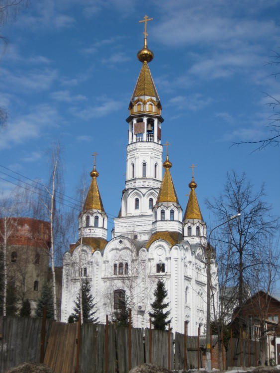 Церковь Боголюбской иконы Божией Матери, Пушкино (Пушкинский район и гг. Ивантеевка, Королёв, Московская область). общий вид в ландшафте