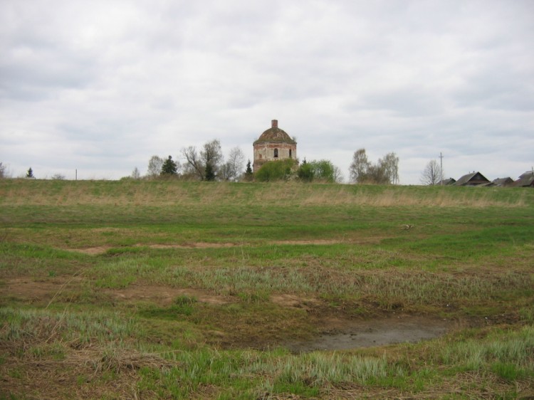 Церковь Рождества Пресвятой Богородицы, Красный Бор (Калининский район, Тверская область). общий вид в ландшафте, Вид на храм со стороны реки Тверцы