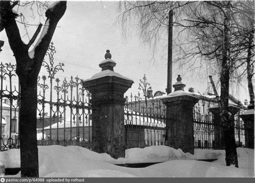 Церковь Алексия, митрополита Московского, в Рогожской слободе, Таганский (Центральный административный округ (ЦАО), г. Москва). архивная фотография,  Фото с сайта pastvu.ru Фото 1925-35 гг.Ограда храма.