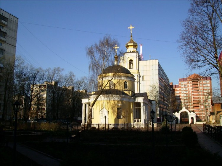 Гольяново. Церковь Зосимы и Савватия Соловецких в Гольянове. общий вид в ландшафте