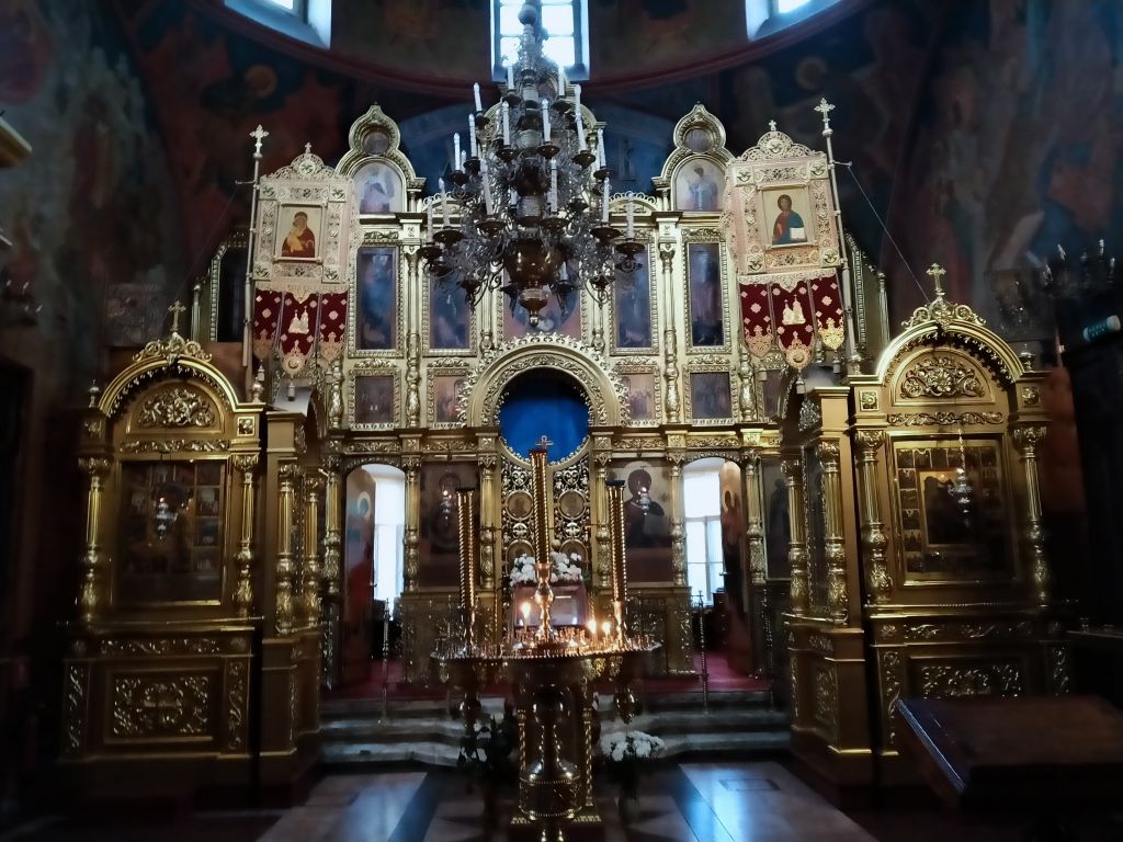 Церковь Зосимы и Савватия Соловецких в Гольянове, Гольяново (Восточный административный округ (ВАО), г. Москва). интерьер и убранство, интерьер (главный иконостас)