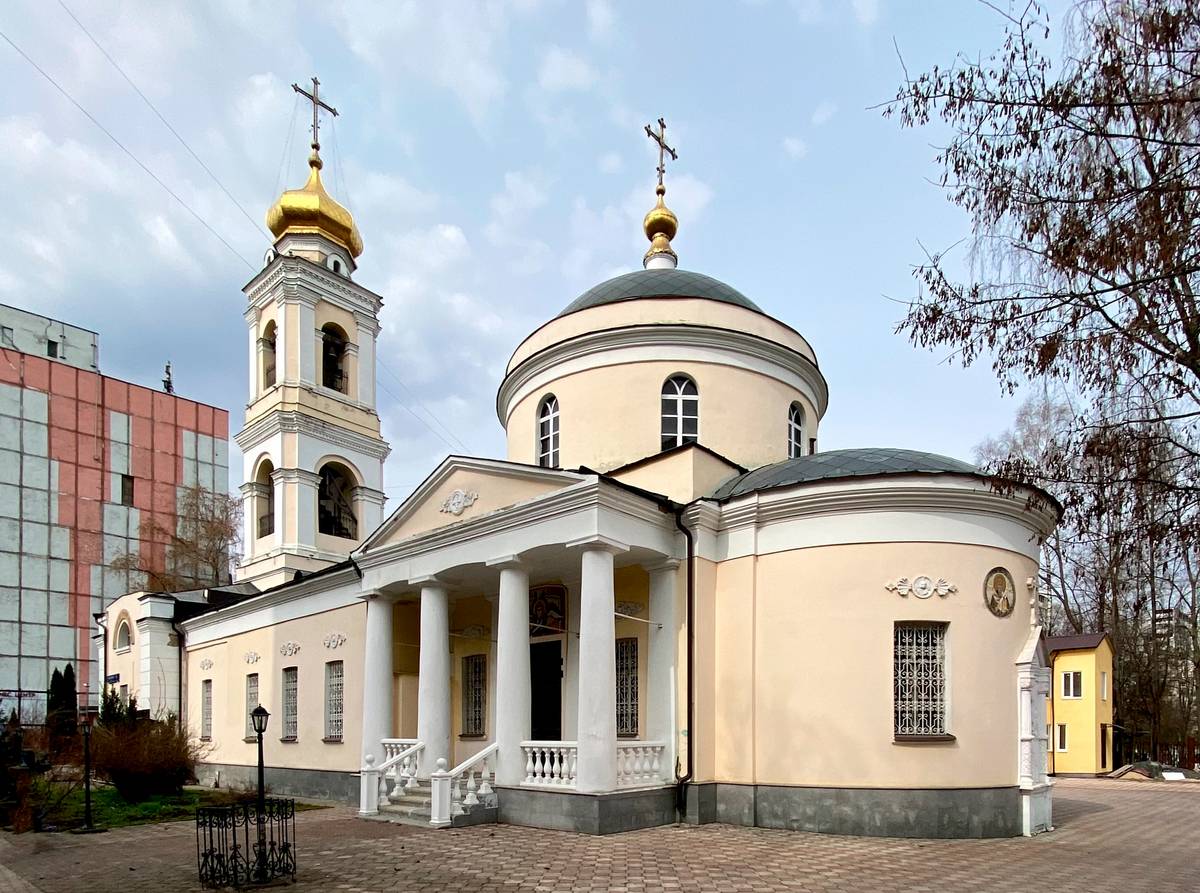 Вид с юго-востока, фасады. Церковь Зосимы и Савватия Соловецких в Гольянове, Гольяново (Восточный административный округ (ВАО), г. Москва)