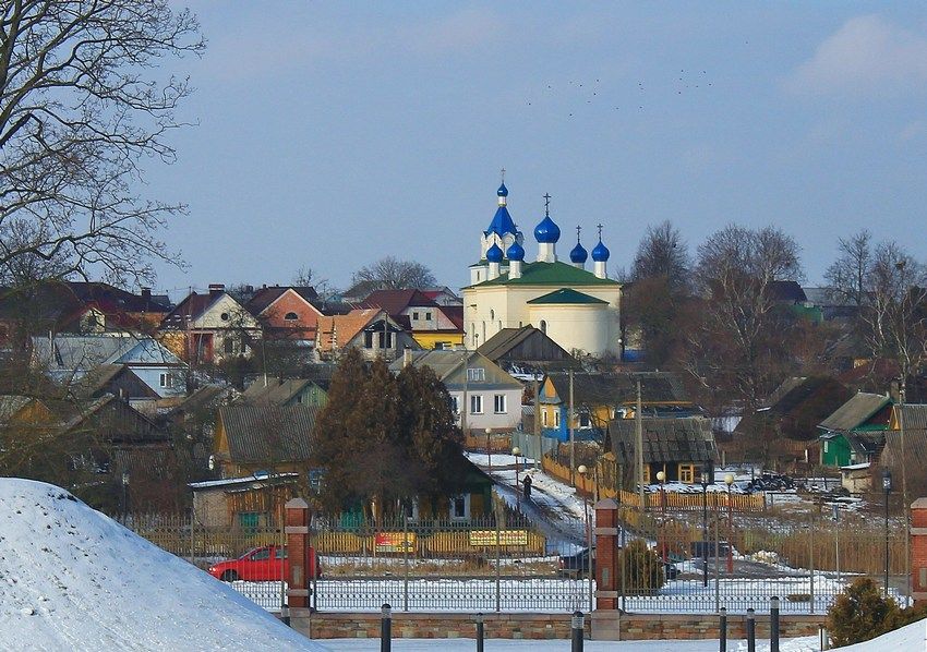 Церковь Троицы Живоначальной, Мир (Кореличский район, Беларусь, Гродненская область). общий вид в ландшафте, Вид от Мирского замка