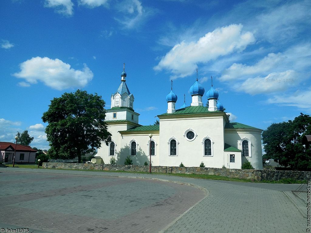 общий вид в ландшафте. Церковь Троицы Живоначальной, Мир (Кореличский район, Беларусь, Гродненская область)