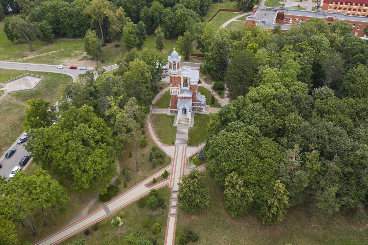 общий вид в ландшафте. Церковь Николая Чудотворца (усыпальница Святополк-Мирских), Мир (Кореличский район, Беларусь, Гродненская область)