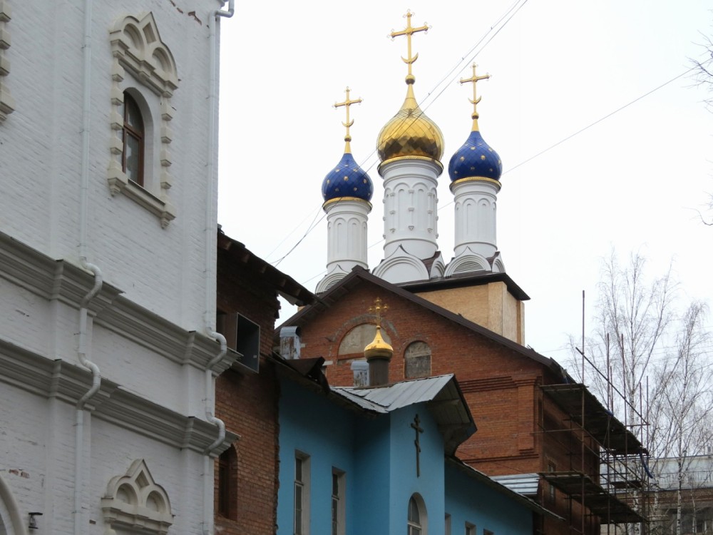 Церковь Казанской (Песчанской) иконы Божией Матери в Измайлове, Восточное Измайлово (Восточный административный округ (ВАО), г. Москва). архитектурные детали, Новая звонница и старый храм (синего цвета)