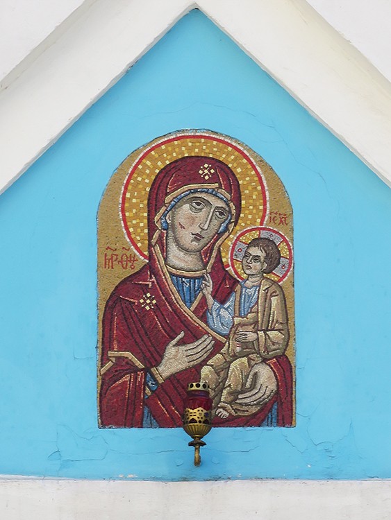 Церковь Казанской (Песчанской) иконы Божией Матери в Измайлове, Восточное Измайлово (Восточный административный округ (ВАО), г. Москва). фасады, Мозаичная Иверская икона Божией Матери на вратах церковной ограды