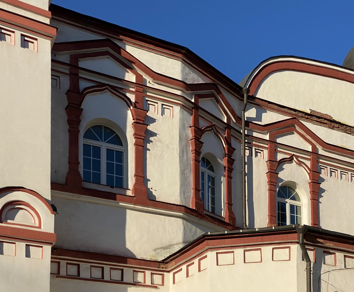 Церковь Димитрия Солунского на Благуше, Соколиная Гора (Восточный административный округ (ВАО), г. Москва). архитектурные детали, Переход между колокольней и трапезной