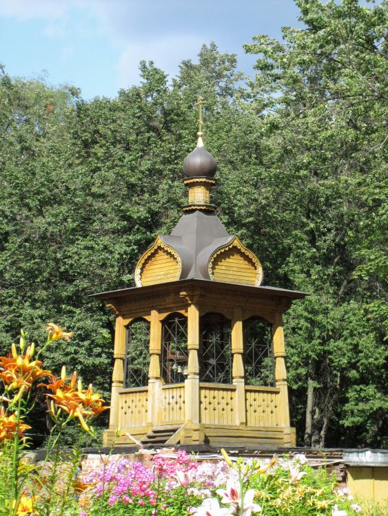 Церковь Тихона Задонского на Ширяевом поле в Сокольниках (новая), Сокольники (Восточный административный округ (ВАО), г. Москва). дополнительная информация, Звонница церкви Тихона Задонского на Ширяевом поле в Сокольниках.