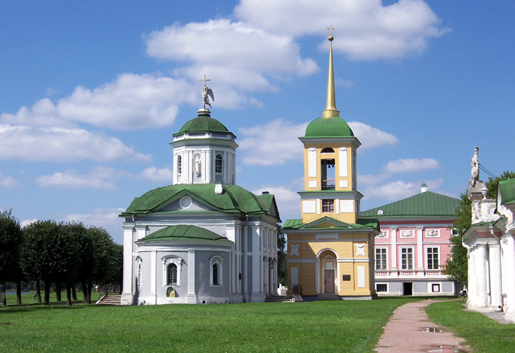 Церковь Спаса Всемилостивого в Кускове, Вешняки (Восточный административный округ (ВАО), г. Москва). общий вид в ландшафте