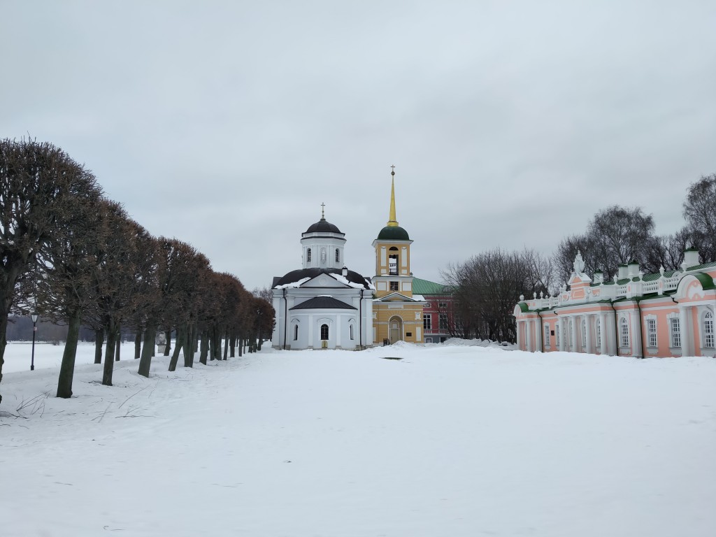 Церковь Спаса Всемилостивого в Кускове, Вешняки (Восточный административный округ (ВАО), г. Москва). общий вид в ландшафте