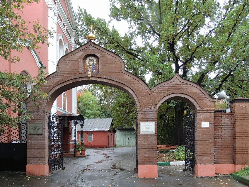 Церковь Воскресения Христова на бывшем Семёновском кладбище, Соколиная Гора (Восточный административный округ (ВАО), г. Москва). дополнительная информация, Врата церковной ограды